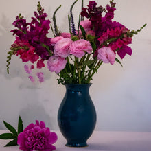 Load image into Gallery viewer, Medium Emerald Vase